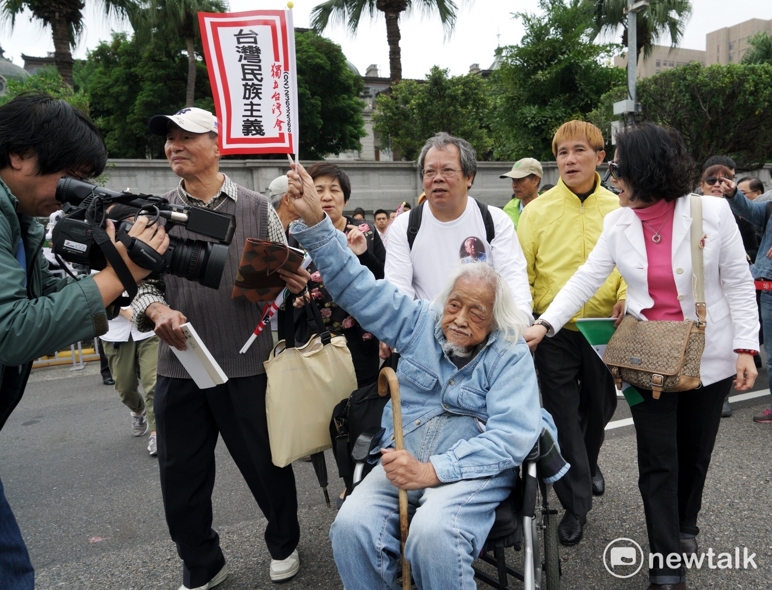史明歐吉桑在凱道揮舞台灣民族主義國旗,接受來自各地友好社團慶賀。 圖:張良一 / 攝 史明歐吉桑在凱道揮舞台灣民族主義國旗,接受來自各地友好社團慶賀。 圖:張良一 / 攝