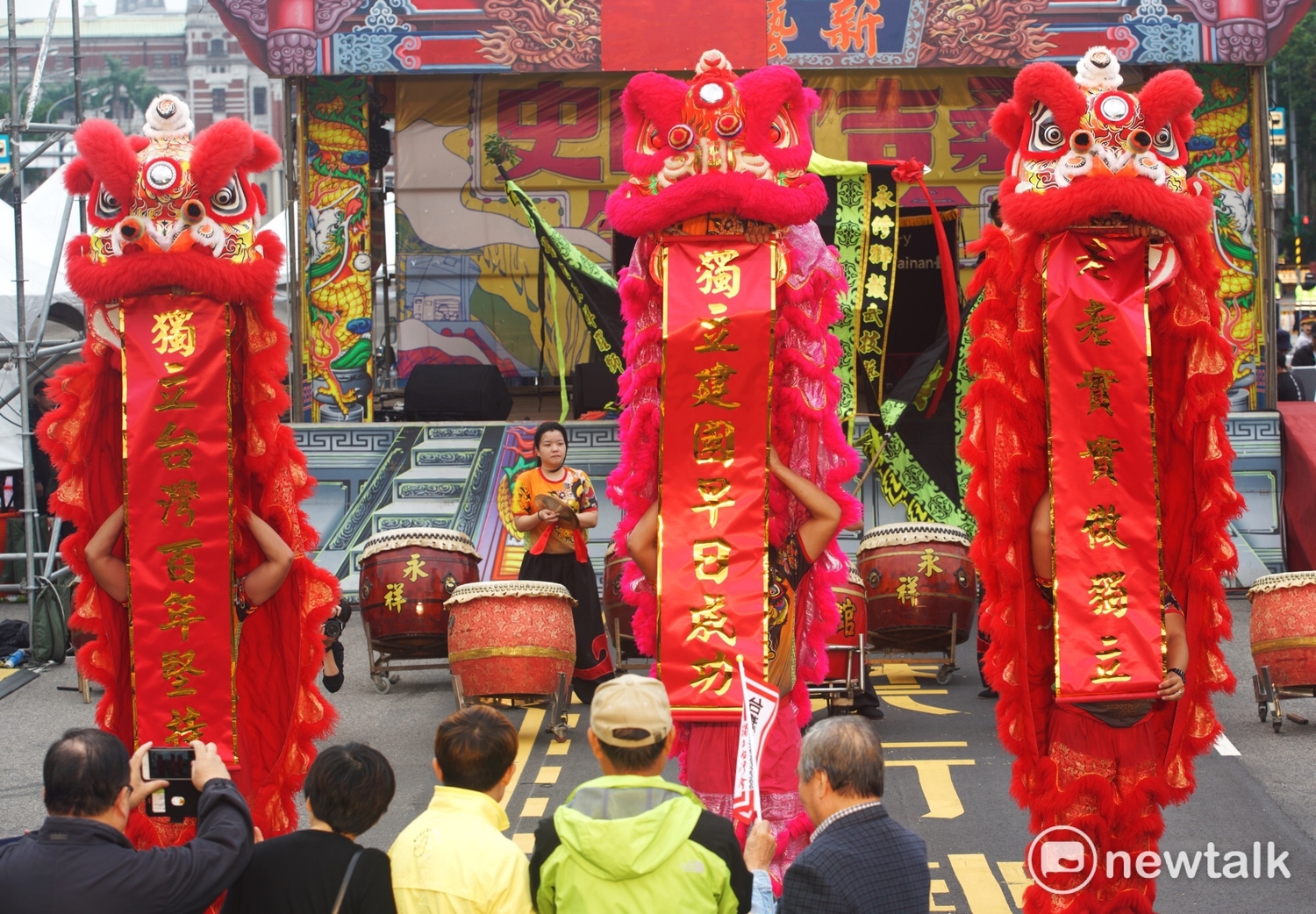 舞龍舞獅歡慶史明百歲大壽。 圖:張良一 / 攝 舞龍舞獅歡慶史明百歲大壽。 圖:張良一 / 攝