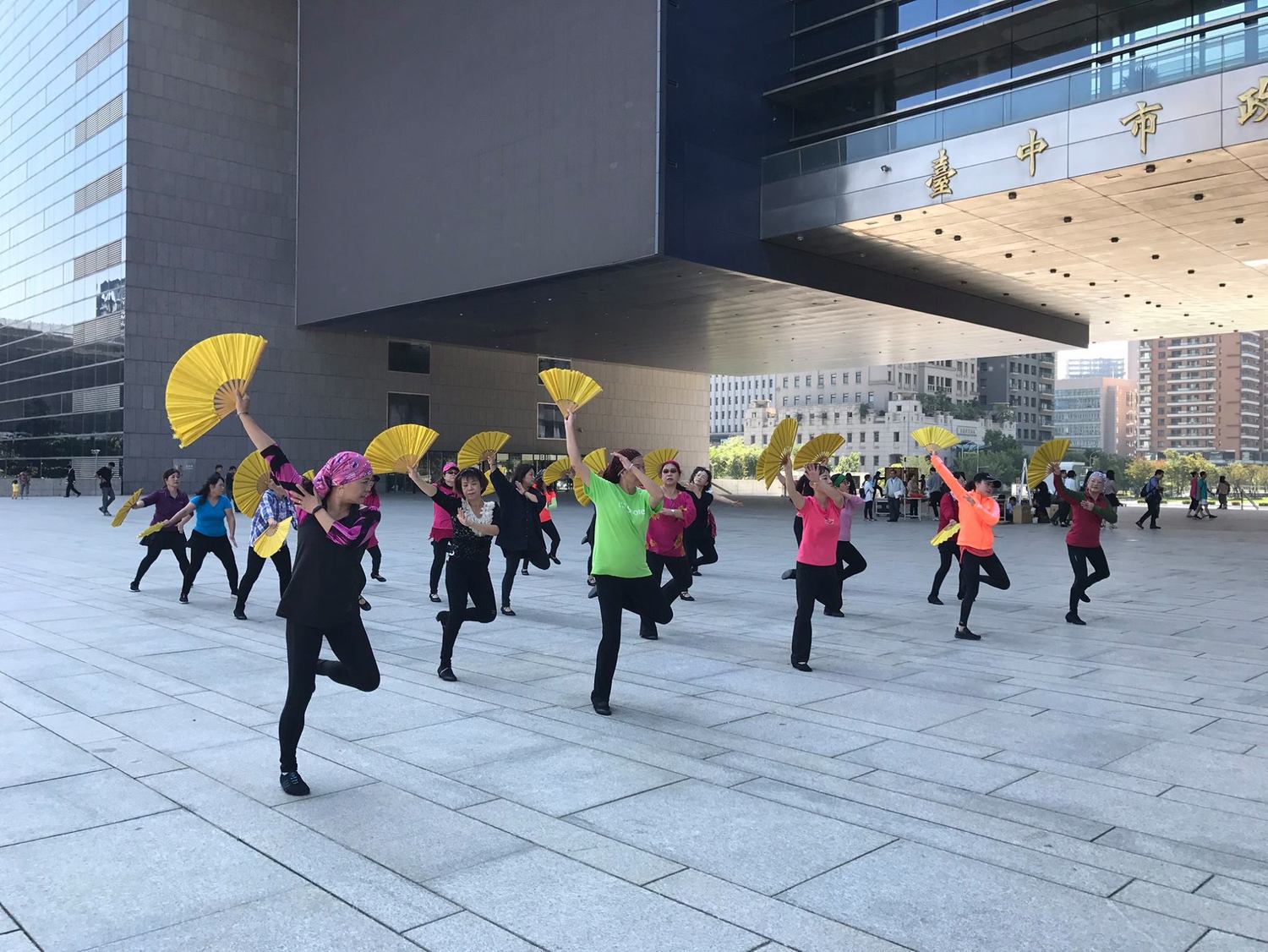 「 魏瑞蓉舞團-愛在每個角落」是一群好可愛的女子團體,她們之中有退休的老師、公務員、董娘、里長夫人、老闆娘、社工、法官、律師、單親媽媽及癌症病友,得在工作、家庭之餘,挪出時間不停練習,甚至連音樂都是專門的作詞作曲。 圖:翻攝自2017台中國際踩舞祭FB 「 魏瑞蓉舞團-愛在每個角落」是一群好可愛的女子團體,她們之中有退休的老師、公務員、董娘、里長夫人、老闆娘、社工、法官、律師、單親媽媽及癌症病友,得在工作、家庭之餘,挪出時間不停練習,甚至連音樂都是專門的作詞作曲。 圖:翻攝自2017台中國際踩舞祭FB