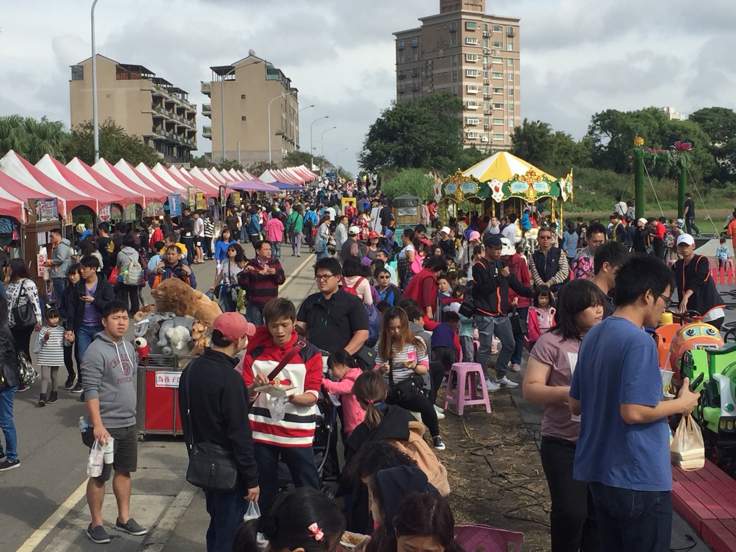 桃園花彩節於上月28日正式在楊梅登場,而自本周六(4日)再開四個展區,中壢主場、蘆竹主場、平鎮副場及圓光寺副場,同時間五區齊放,吸引大批遊客前來賞花,圖為中壢主場遊客盛況。 桃園花彩節於上月28日正式在楊梅登場,而自本周六(4日)再開四個展區,中壢主場、蘆竹主場、平鎮副場及圓光寺副場,同時間五區齊放,吸引大批遊客前來賞花,圖為中壢主場遊客盛況。