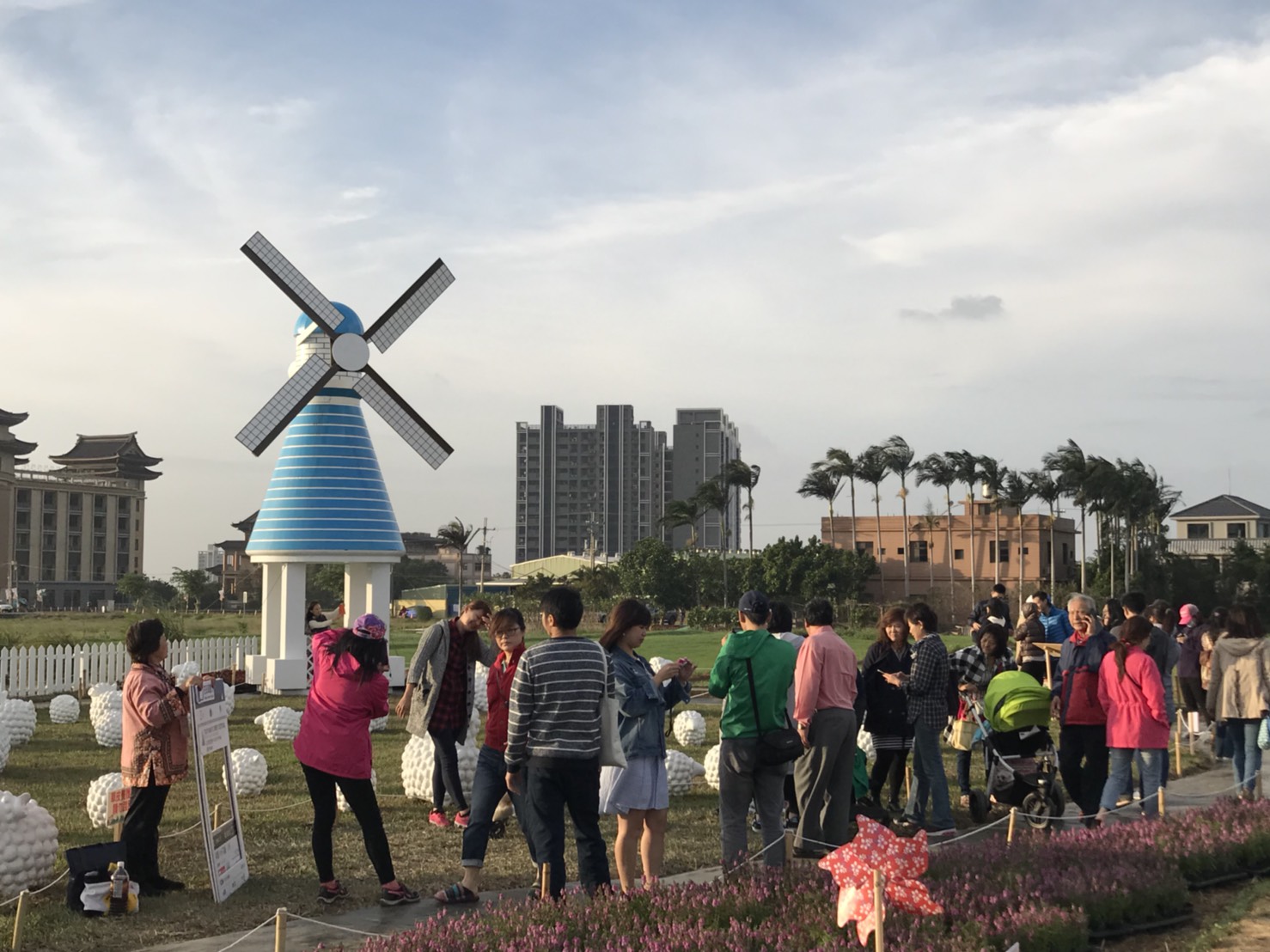 桃園花彩節於上月28日正式在楊梅登場,而自本周六(4日)再開四個展區,中壢主場、蘆竹主場、平鎮副場及圓光寺副場,同時間五區齊放,吸引大批遊客前來賞花,圖為中壢主場遊客盛況。 桃園花彩節於上月28日正式在楊梅登場,而自本周六(4日)再開四個展區,中壢主場、蘆竹主場、平鎮副場及圓光寺副場,同時間五區齊放,吸引大批遊客前來賞花,圖為中壢主場遊客盛況。