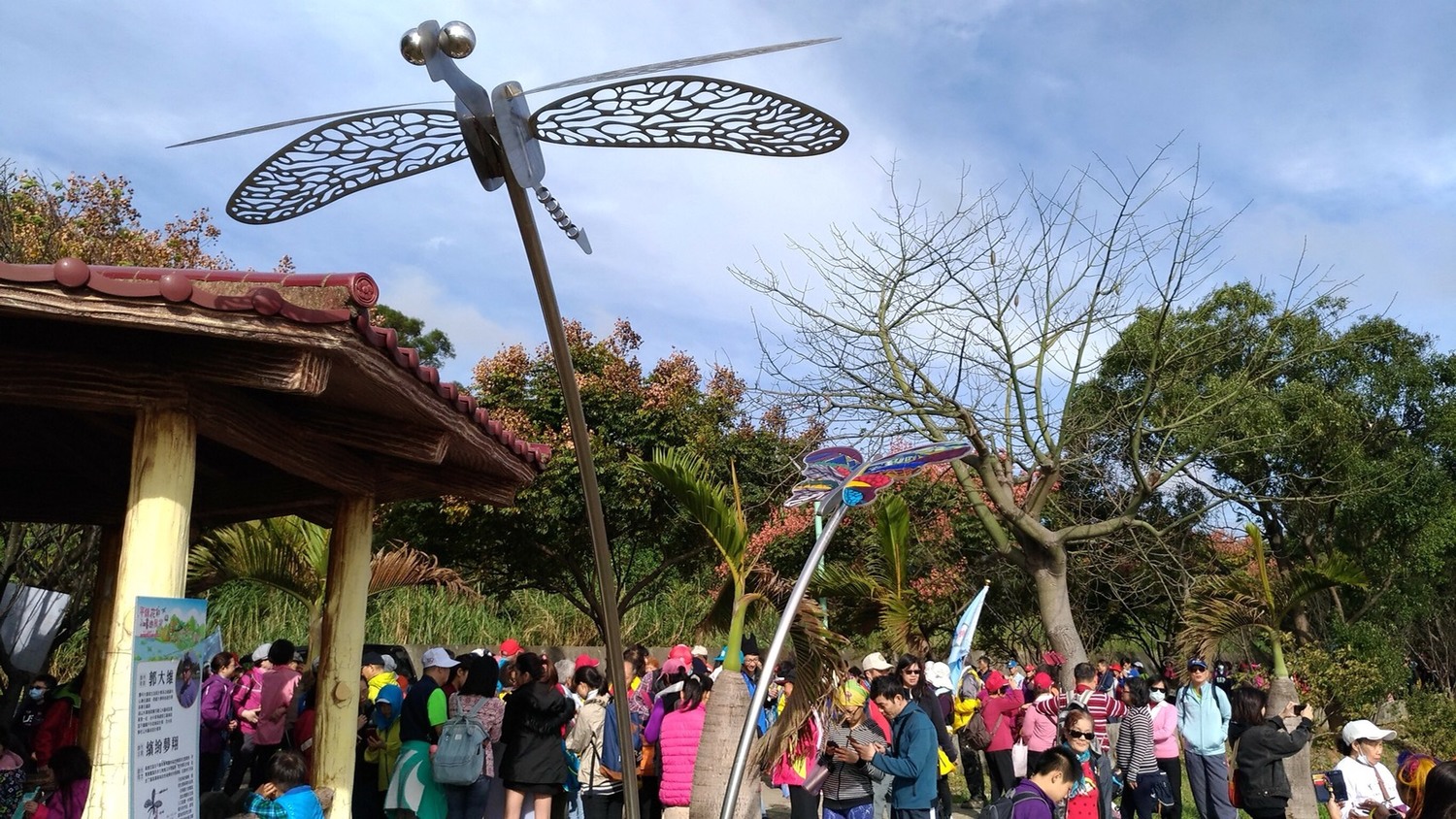桃園花彩節於上月28日正式在楊梅登場,而自本周六(4日)再開四個展區,中壢主場、蘆竹主場、平鎮副場及圓光寺副場,同時間五區齊放,吸引大批遊客前來賞花,圖為中壢主場遊客盛況。 桃園花彩節於上月28日正式在楊梅登場,而自本周六(4日)再開四個展區,中壢主場、蘆竹主場、平鎮副場及圓光寺副場,同時間五區齊放,吸引大批遊客前來賞花,圖為中壢主場遊客盛況。