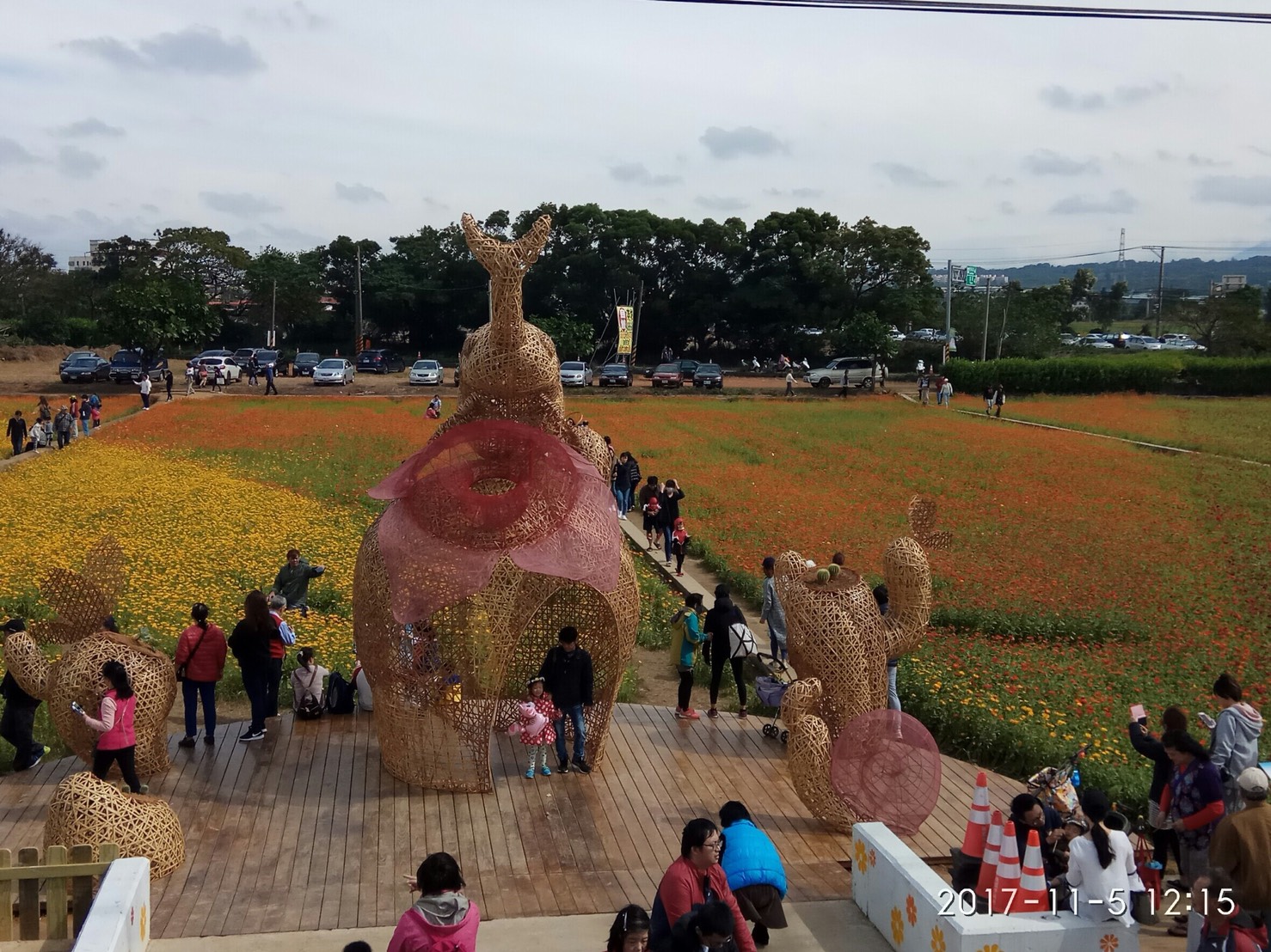 桃園花彩節於上月28日正式在楊梅登場,而自本周六(4日)再開四個展區,中壢主場、蘆竹主場、平鎮副場及圓光寺副場,同時間五區齊放,吸引大批遊客前來賞花,圖為中壢主場遊客盛況。 桃園花彩節於上月28日正式在楊梅登場,而自本周六(4日)再開四個展區,中壢主場、蘆竹主場、平鎮副場及圓光寺副場,同時間五區齊放,吸引大批遊客前來賞花,圖為中壢主場遊客盛況。