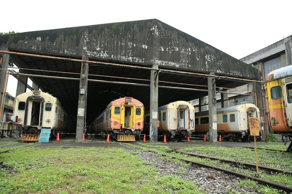 「英國阿婆」,是台灣第一列自強號列車,原本的顏色(左1)因為不易辨識,曾發生事故,由工人塗成花色老虎臉孔(左2)。老列車雖已停駛,仍等待器官捐贈。 圖:文化部/提供 「英國阿婆」,是台灣第一列自強號列車,原本的顏色(左1)因為不易辨識,曾發生事故,由工人塗成花色老虎臉孔(左2)。老列車雖已停駛,仍等待器官捐贈。 圖:文化部/提供