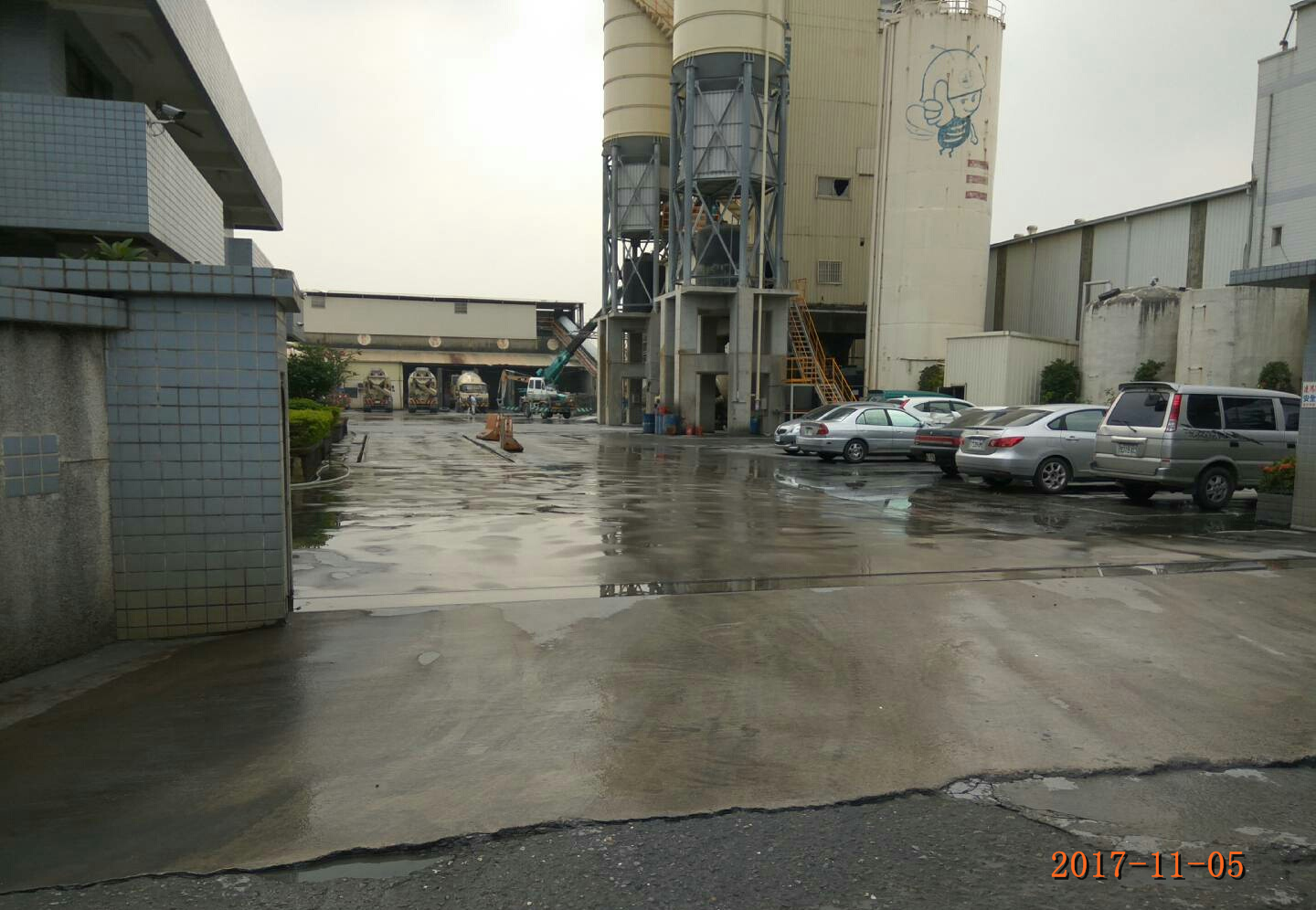 為維護空氣品質,高雄市環保局於公私場所加強車行灑水,避免揚塵飛舞。 圖:高雄市環保局提供 為維護空氣品質,高雄市環保局於公私場所加強車行灑水,避免揚塵飛舞。 圖:高雄市環保局提供