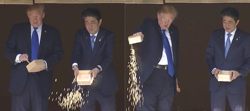 找出原始影片,發現其實一開始是安倍先將飼料倒光,川普只是接著模仿,但媒體大多只轉發川普霸氣餵魚的照片,只能說川普的每個舉動,都受到外界高度關注及檢視。 圖:達志影像/美聯社 找出原始影片,發現其實一開始是安倍先將飼料倒光,川普只是接著模仿,但媒體大多只轉發川普霸氣餵魚的照片,只能說川普的每個舉動,都受到外界高度關注及檢視。 圖:達志影像/美聯社