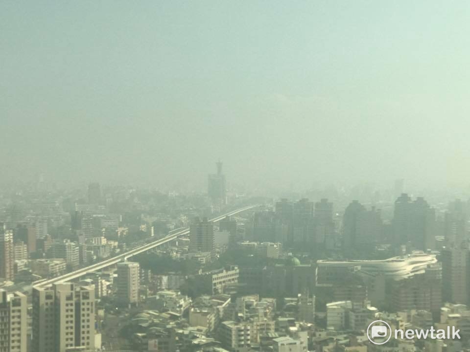 今(7)日西半部處於背風區弱風帶,各地風速低,導致汙染物容易累積。台中市環保局通知台中火力發電廠配合降載減碳,另外,環保局也已啟動二級預警因應措施,於制高點巡查,加強稽查露天燃燒行為,避免空氣品質再度惡化。 圖:張美惠/攝 今(7)日西半部處於背風區弱風帶,各地風速低,導致汙染物容易累積。台中市環保局通知台中火力發電廠配合降載減碳,另外,環保局也已啟動二級預警因應措施,於制高點巡查,加強稽查露天燃燒行為,避免空氣品質再度惡化。 圖:張美惠/攝