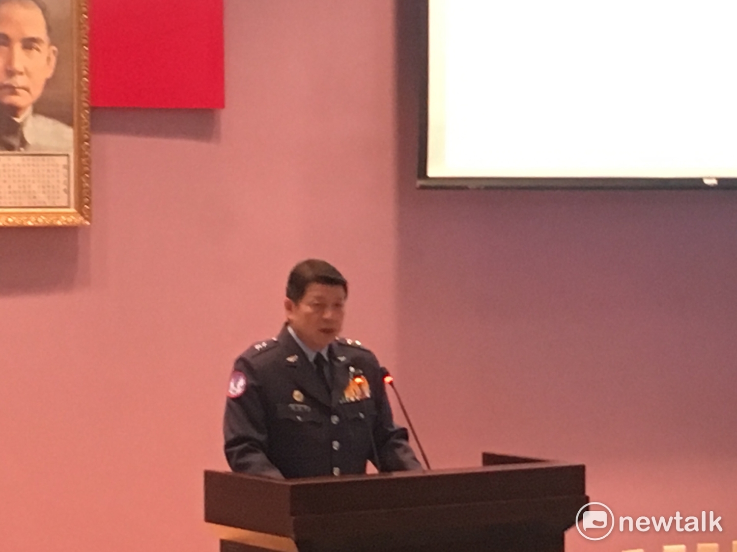 國防部空軍司令部副司令張哲平中將今召開記者會,說明昨(7)日幻象失事事件,並表示目前正全力搜救中。 圖:黃韋銓/攝 國防部空軍司令部副司令張哲平中將今召開記者會,說明昨(7)日幻象失事事件,並表示目前正全力搜救中。 圖:黃韋銓/攝