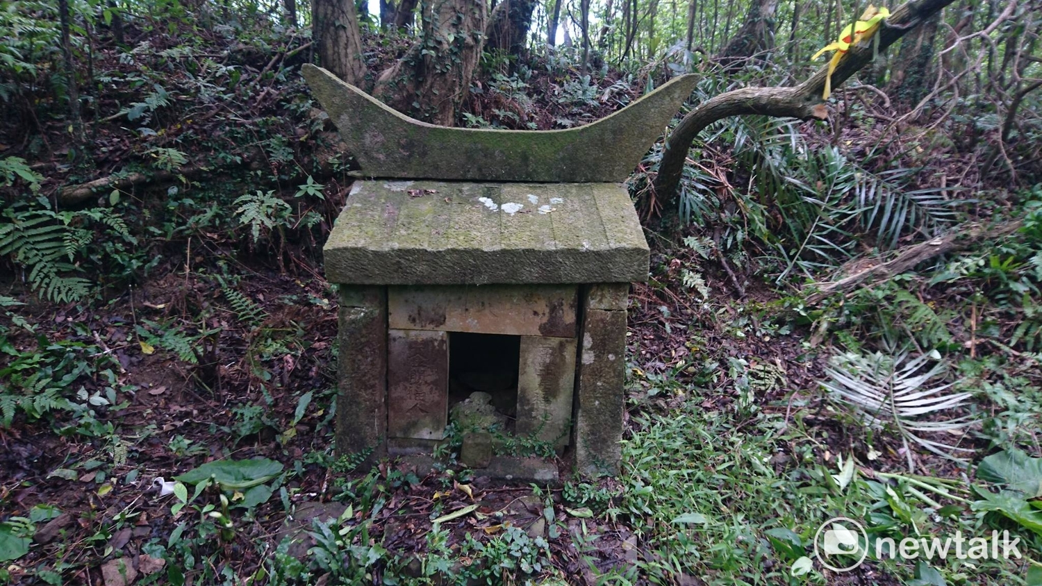 石梯坑古道,百年石造小土地公。 圖:劉憲宗/提供 石梯坑古道,百年石造小土地公。 圖:劉憲宗/提供