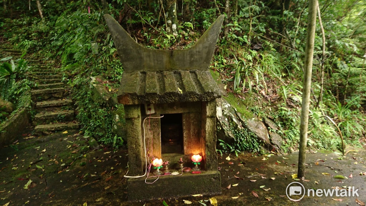在路口的土地公廟,後人還接上電源,照見古今。 圖:劉憲宗/提供 在路口的土地公廟,後人還接上電源,照見古今。 圖:劉憲宗/提供