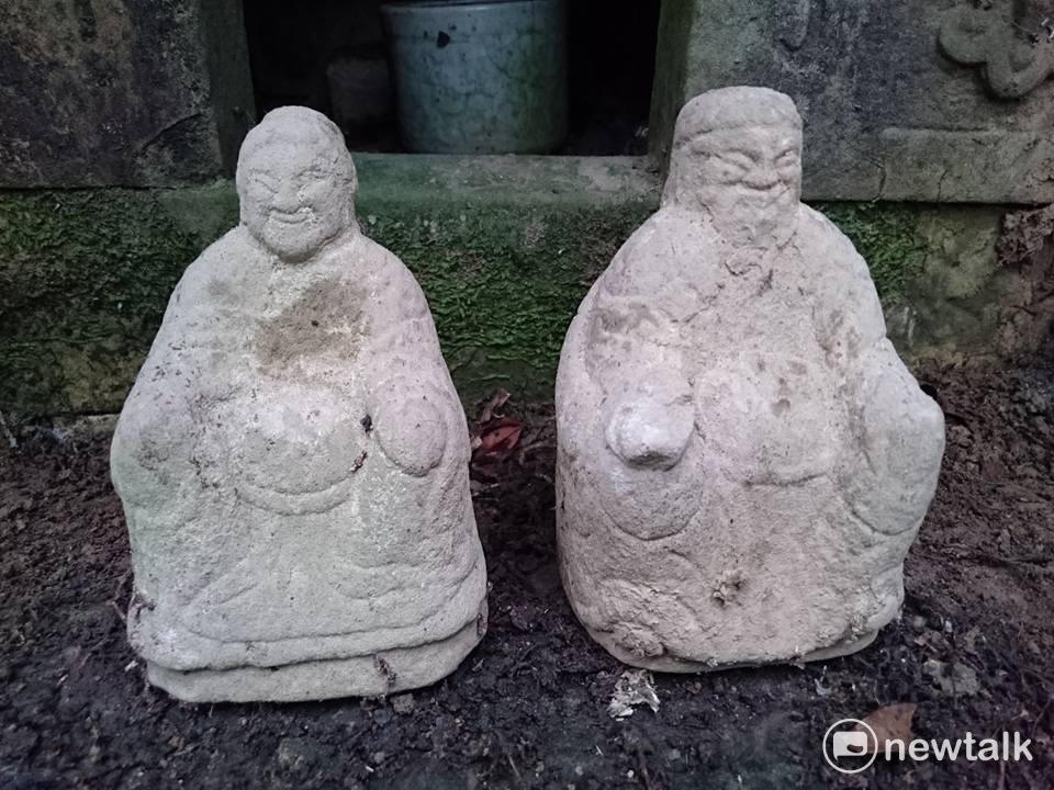 早期石刻土地公、土地婆,是古樸版,反映了當代歲月。 圖:劉憲宗/提供 早期石刻土地公、土地婆,是古樸版,反映了當代歲月。 圖:劉憲宗/提供