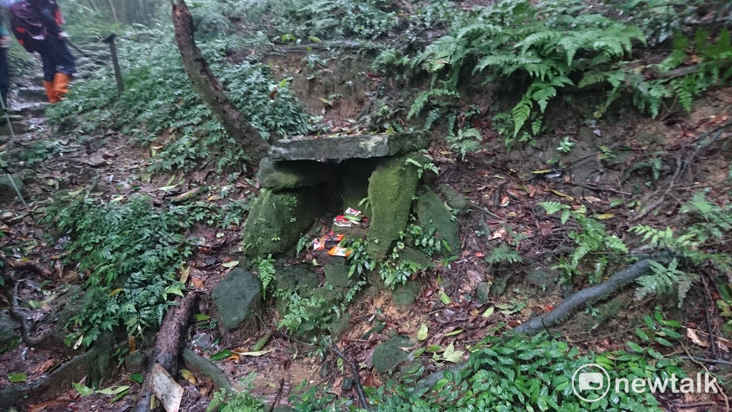 雖然看起來簡約、長滿青苔,土地公廟是先民賴以庇護的心靈支柱。 圖:劉憲宗/提供 雖然看起來簡約、長滿青苔,土地公廟是先民賴以庇護的心靈支柱。 圖:劉憲宗/提供