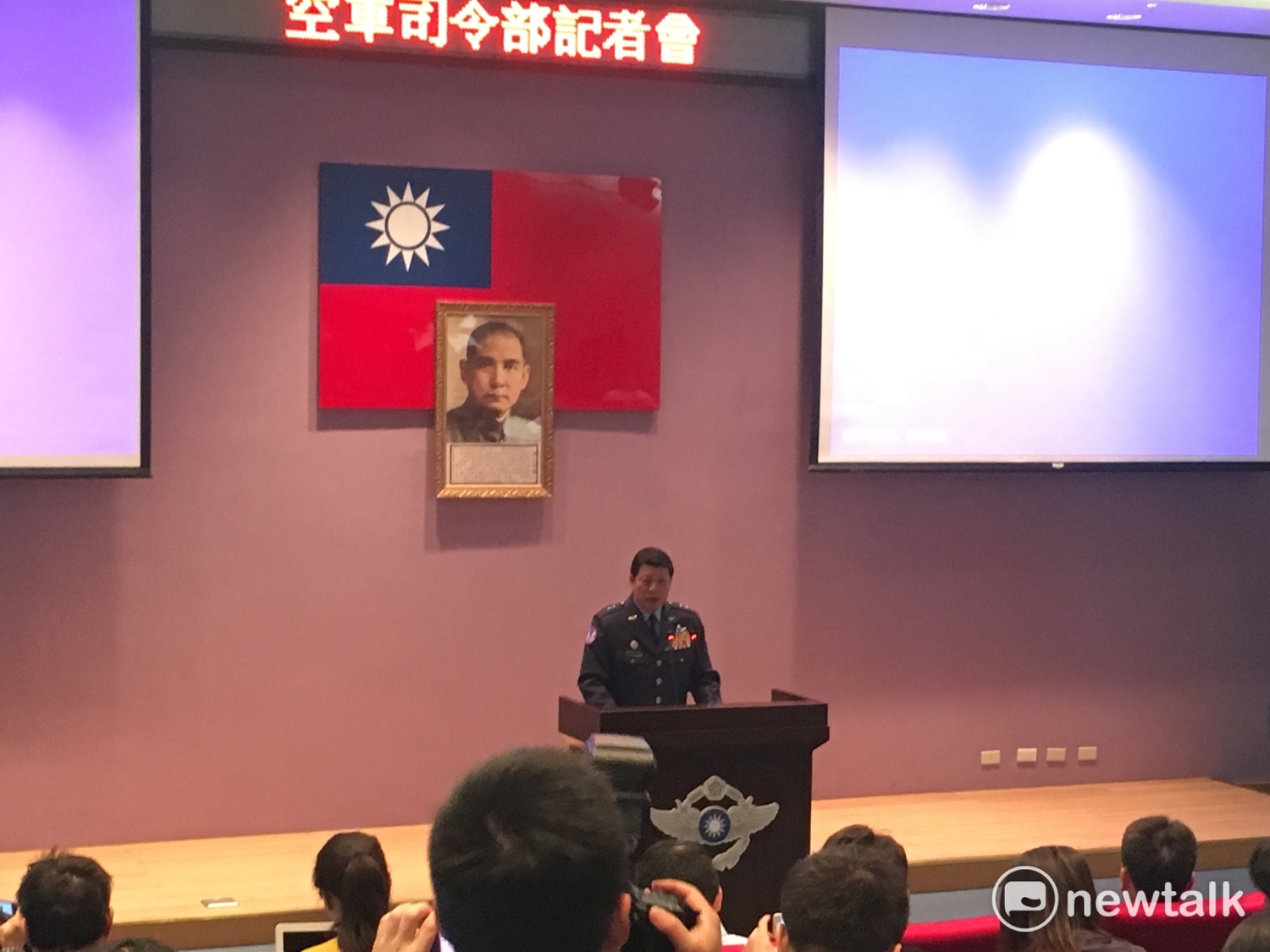 空軍司令部副司令張哲平也證實,何子雨曾因身體不適自105年5月2日起停飛8個月,直到106年1月18日才復飛。 圖:黃韋銓/攝 空軍司令部副司令張哲平也證實,何子雨曾因身體不適自105年5月2日起停飛8個月,直到106年1月18日才復飛。 圖:黃韋銓/攝