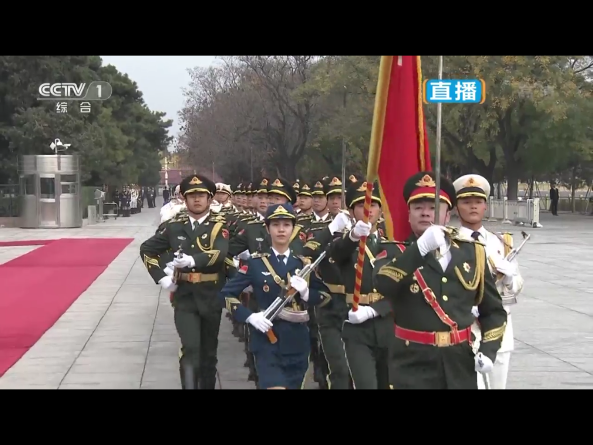 川普與習近平在台上共同校閱了解放軍三軍儀杖隊的分列式致敬。 川普與習近平在台上共同校閱了解放軍三軍儀杖隊的分列式致敬。