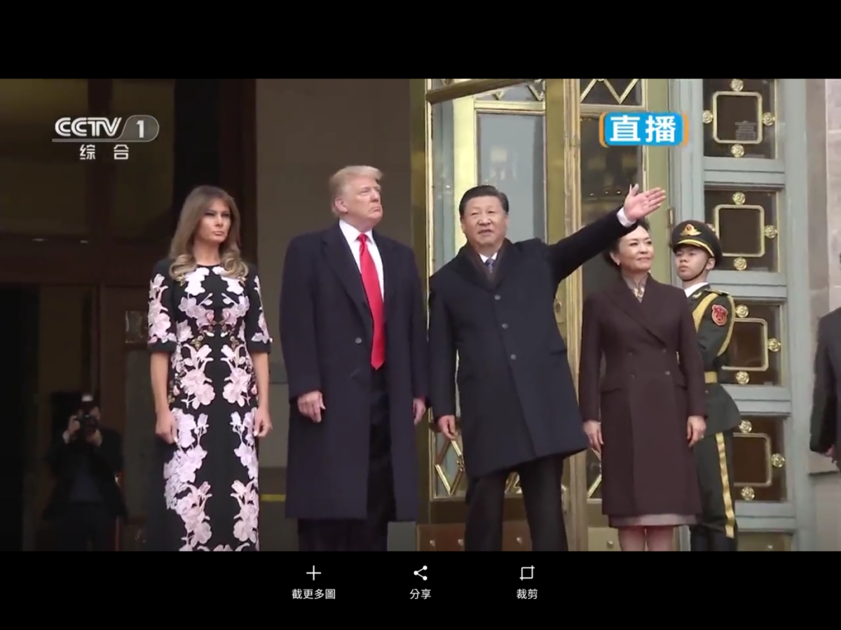 川普與習近平在台上共同校閱了解放軍三軍儀杖隊的分列式致敬。 川普與習近平在台上共同校閱了解放軍三軍儀杖隊的分列式致敬。
