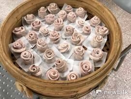 2017桃園花彩節龍潭花區的創作藝術家蕭凱文表示,「白雪公主與矮人之夢」依然具透光性,甚至還在作品的中心後頭,留了個小洞讓人可以進入,好讓作品裡頭,可以看見外頭、作品外頭也可以看見裡頭,裏外可以存著某種界域。 2017桃園花彩節龍潭花區的創作藝術家蕭凱文表示,「白雪公主與矮人之夢」依然具透光性,甚至還在作品的中心後頭,留了個小洞讓人可以進入,好讓作品裡頭,可以看見外頭、作品外頭也可以看見裡頭,裏外可以存著某種界域。