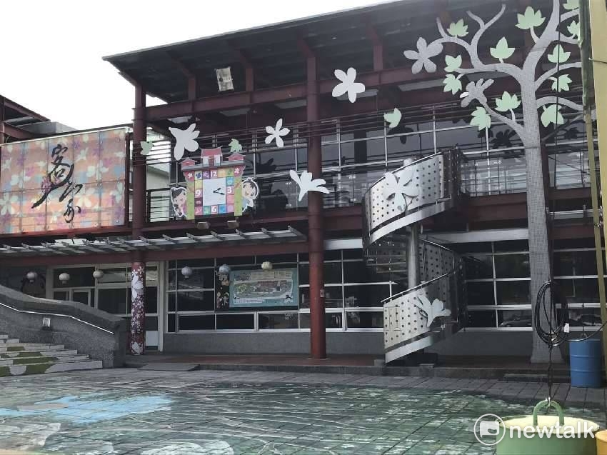 2017桃園花彩節龍潭花區的創作藝術家蕭凱文表示,「白雪公主與矮人之夢」依然具透光性,甚至還在作品的中心後頭,留了個小洞讓人可以進入,好讓作品裡頭,可以看見外頭、作品外頭也可以看見裡頭,裏外可以存著某種界域。 2017桃園花彩節龍潭花區的創作藝術家蕭凱文表示,「白雪公主與矮人之夢」依然具透光性,甚至還在作品的中心後頭,留了個小洞讓人可以進入,好讓作品裡頭,可以看見外頭、作品外頭也可以看見裡頭,裏外可以存著某種界域。