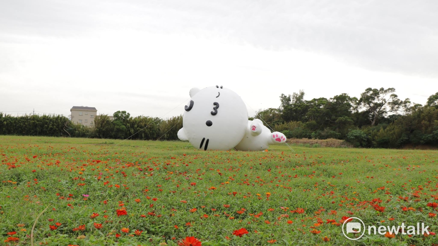 2017桃園花彩節龍潭花區的創作藝術家蕭凱文表示,「白雪公主與矮人之夢」依然具透光性,甚至還在作品的中心後頭,留了個小洞讓人可以進入,好讓作品裡頭,可以看見外頭、作品外頭也可以看見裡頭,裏外可以存著某種界域。 2017桃園花彩節龍潭花區的創作藝術家蕭凱文表示,「白雪公主與矮人之夢」依然具透光性,甚至還在作品的中心後頭,留了個小洞讓人可以進入,好讓作品裡頭,可以看見外頭、作品外頭也可以看見裡頭,裏外可以存著某種界域。