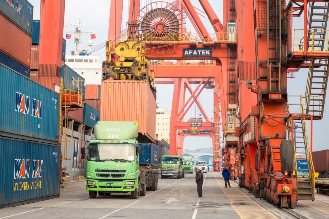 根據台經院11月公布之預測,2018年GDP成長率為2.30%,較2017年減少0.20個百分點。 根據台經院11月公布之預測,2018年GDP成長率為2.30%,較2017年減少0.20個百分點。
