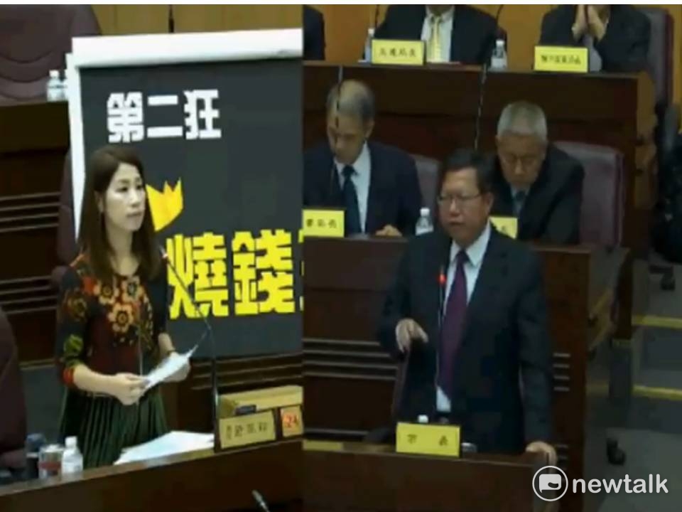 國民黨議員魯明哲,舒翠玲,楊朝偉連三問公設財團法人桃園市文化基會功能運作質變 ,要求財團法人桃園市文化基會執行長列度議會備詢,不過,桃園市長鄭文燦表示,各縣市文化基金會董事長一般由縣市長兼任,執行長大多為專任聘用,執行長沒有列席備詢,這是制度因素,文基會執行長是否應列席備詢,市府會予以研究,並建立制度。左圖為議員魯明哲,右為任文基會會計的主任。 國民黨議員魯明哲,舒翠玲,楊朝偉連三問公設財團法人桃園市文化基會功能運作質變 ,要求財團法人桃園市文化基會執行長列度議會備詢,不過,桃園市長鄭文燦表示,各縣市文化基金會董事長一般由縣市長兼任,執行長大多為專任聘用,執行長沒有列席備詢,這是制度因素,文基會執行長是否應列席備詢,市府會予以研究,並建立制度。左圖為議員魯明哲,右為任文基會會計的主任。