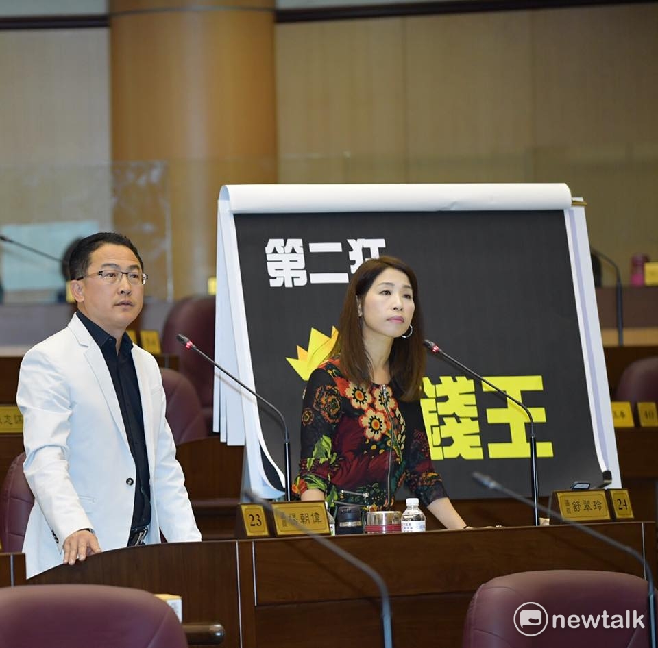 國民黨議員魯明哲,舒翠玲,楊朝偉連三問公設財團法人桃園市文化基會功能運作質變 ,要求財團法人桃園市文化基會執行長列度議會備詢,不過,桃園市長鄭文燦表示,各縣市文化基金會董事長一般由縣市長兼任,執行長大多為專任聘用,執行長沒有列席備詢,這是制度因素,文基會執行長是否應列席備詢,市府會予以研究,並建立制度。左圖為議員魯明哲,右為任文基會會計的主任。 國民黨議員魯明哲,舒翠玲,楊朝偉連三問公設財團法人桃園市文化基會功能運作質變 ,要求財團法人桃園市文化基會執行長列度議會備詢,不過,桃園市長鄭文燦表示,各縣市文化基金會董事長一般由縣市長兼任,執行長大多為專任聘用,執行長沒有列席備詢,這是制度因素,文基會執行長是否應列席備詢,市府會予以研究,並建立制度。左圖為議員魯明哲,右為任文基會會計的主任。