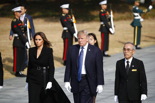 梅拉尼婭與川普於5日抵達東京步出空軍一號機艙,向前來歡迎的人揮手。梅拉身穿Fendi間條毛線外套,袋口綴有小花,配一雙裸色Manolo Blahnik高跟鞋,增加親和力。 梅拉尼婭與川普於5日抵達東京步出空軍一號機艙,向前來歡迎的人揮手。梅拉身穿Fendi間條毛線外套,袋口綴有小花,配一雙裸色Manolo Blahnik高跟鞋,增加親和力。