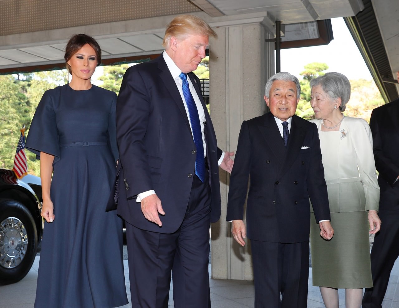 梅拉尼婭與川普於5日抵達東京步出空軍一號機艙,向前來歡迎的人揮手。梅拉身穿Fendi間條毛線外套,袋口綴有小花,配一雙裸色Manolo Blahnik高跟鞋,增加親和力。 梅拉尼婭與川普於5日抵達東京步出空軍一號機艙,向前來歡迎的人揮手。梅拉身穿Fendi間條毛線外套,袋口綴有小花,配一雙裸色Manolo Blahnik高跟鞋,增加親和力。