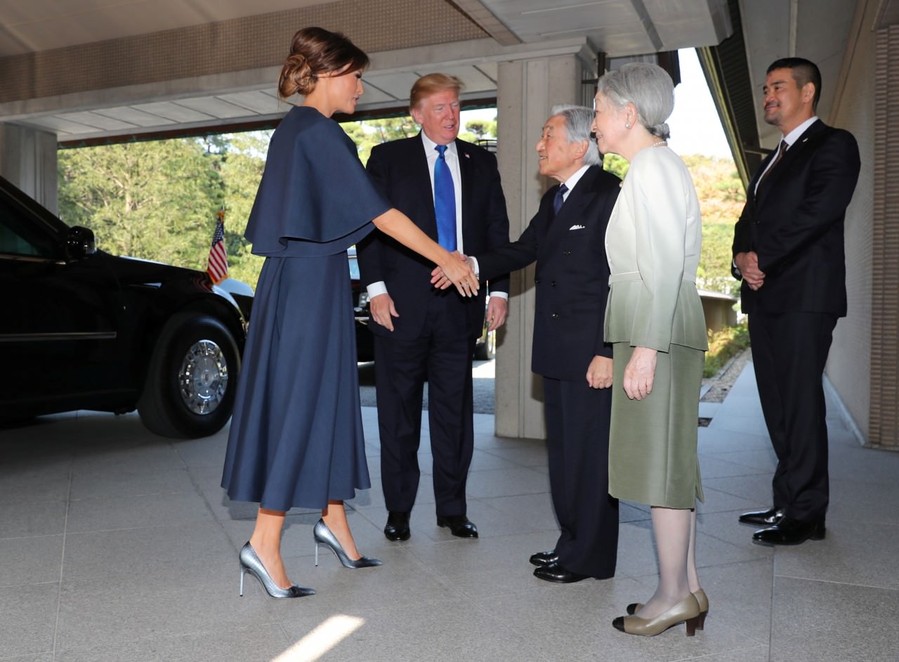 梅拉尼婭與川普於5日抵達東京步出空軍一號機艙,向前來歡迎的人揮手。梅拉身穿Fendi間條毛線外套,袋口綴有小花,配一雙裸色Manolo Blahnik高跟鞋,增加親和力。 梅拉尼婭與川普於5日抵達東京步出空軍一號機艙,向前來歡迎的人揮手。梅拉身穿Fendi間條毛線外套,袋口綴有小花,配一雙裸色Manolo Blahnik高跟鞋,增加親和力。