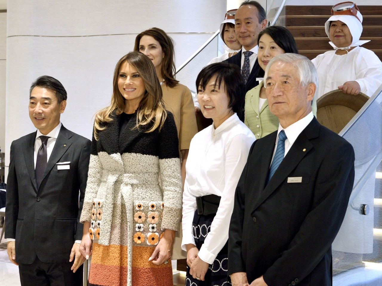 梅拉尼婭與川普於5日抵達東京步出空軍一號機艙,向前來歡迎的人揮手。梅拉身穿Fendi間條毛線外套,袋口綴有小花,配一雙裸色Manolo Blahnik高跟鞋,增加親和力。 梅拉尼婭與川普於5日抵達東京步出空軍一號機艙,向前來歡迎的人揮手。梅拉身穿Fendi間條毛線外套,袋口綴有小花,配一雙裸色Manolo Blahnik高跟鞋,增加親和力。