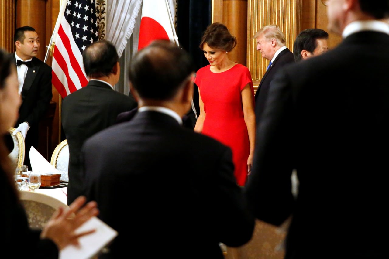 梅拉尼婭與川普於5日抵達東京步出空軍一號機艙,向前來歡迎的人揮手。梅拉身穿Fendi間條毛線外套,袋口綴有小花,配一雙裸色Manolo Blahnik高跟鞋,增加親和力。 梅拉尼婭與川普於5日抵達東京步出空軍一號機艙,向前來歡迎的人揮手。梅拉身穿Fendi間條毛線外套,袋口綴有小花,配一雙裸色Manolo Blahnik高跟鞋,增加親和力。