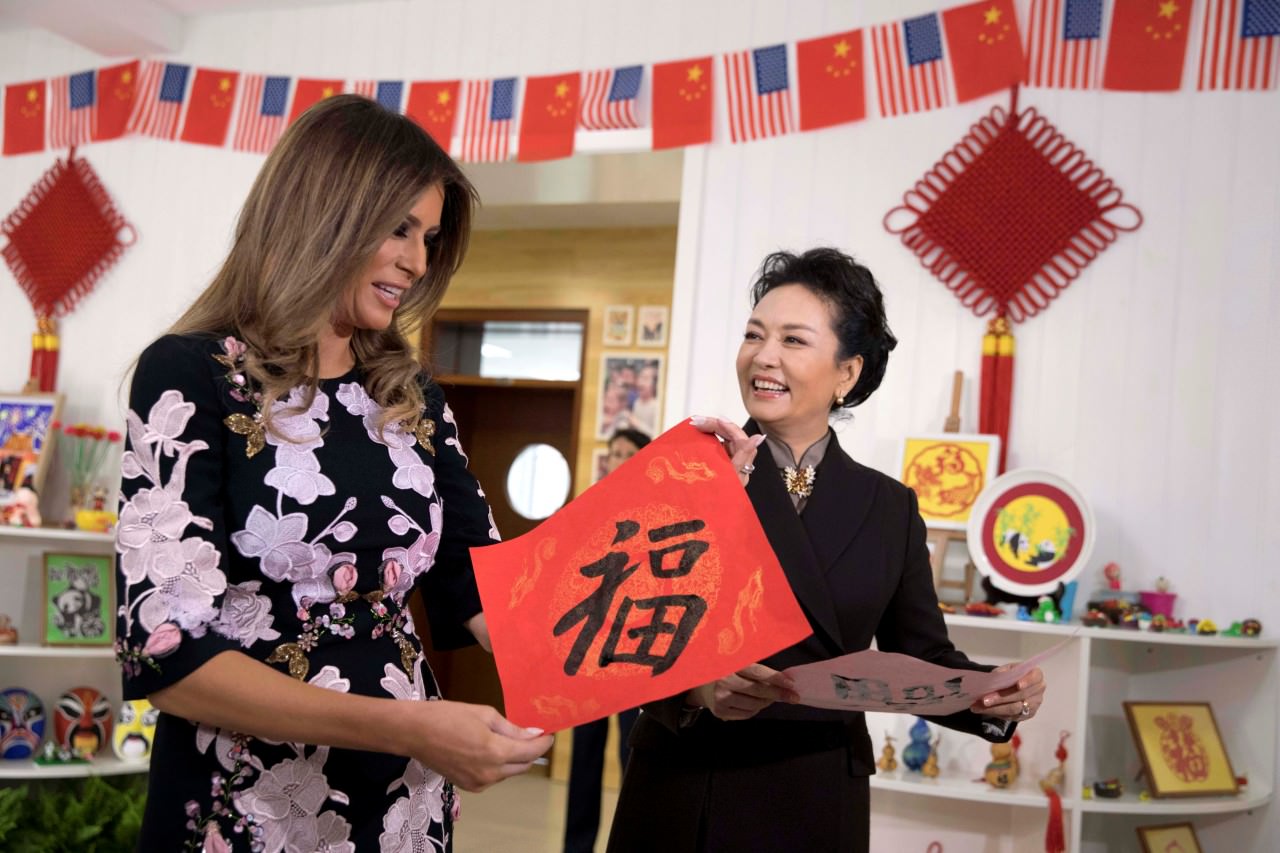 進入百大影響力女性排名的還有中國國家主席習近平的夫人彭麗媛,她排在第65名。圖為美國總統2018年11月訪問中國,彭麗媛陪同美國第一夫人梅蘭妮亞,前往一所小學參觀學生寫書法。 圖:達志影像/路透社 進入百大影響力女性排名的還有中國國家主席習近平的夫人彭麗媛,她排在第65名。圖為美國總統2018年11月訪問中國,彭麗媛陪同美國第一夫人梅蘭妮亞,前往一所小學參觀學生寫書法。 圖:達志影像/路透社