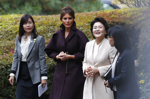 梅拉尼婭與川普於5日抵達東京步出空軍一號機艙,向前來歡迎的人揮手。梅拉身穿Fendi間條毛線外套,袋口綴有小花,配一雙裸色Manolo Blahnik高跟鞋,增加親和力。 梅拉尼婭與川普於5日抵達東京步出空軍一號機艙,向前來歡迎的人揮手。梅拉身穿Fendi間條毛線外套,袋口綴有小花,配一雙裸色Manolo Blahnik高跟鞋,增加親和力。