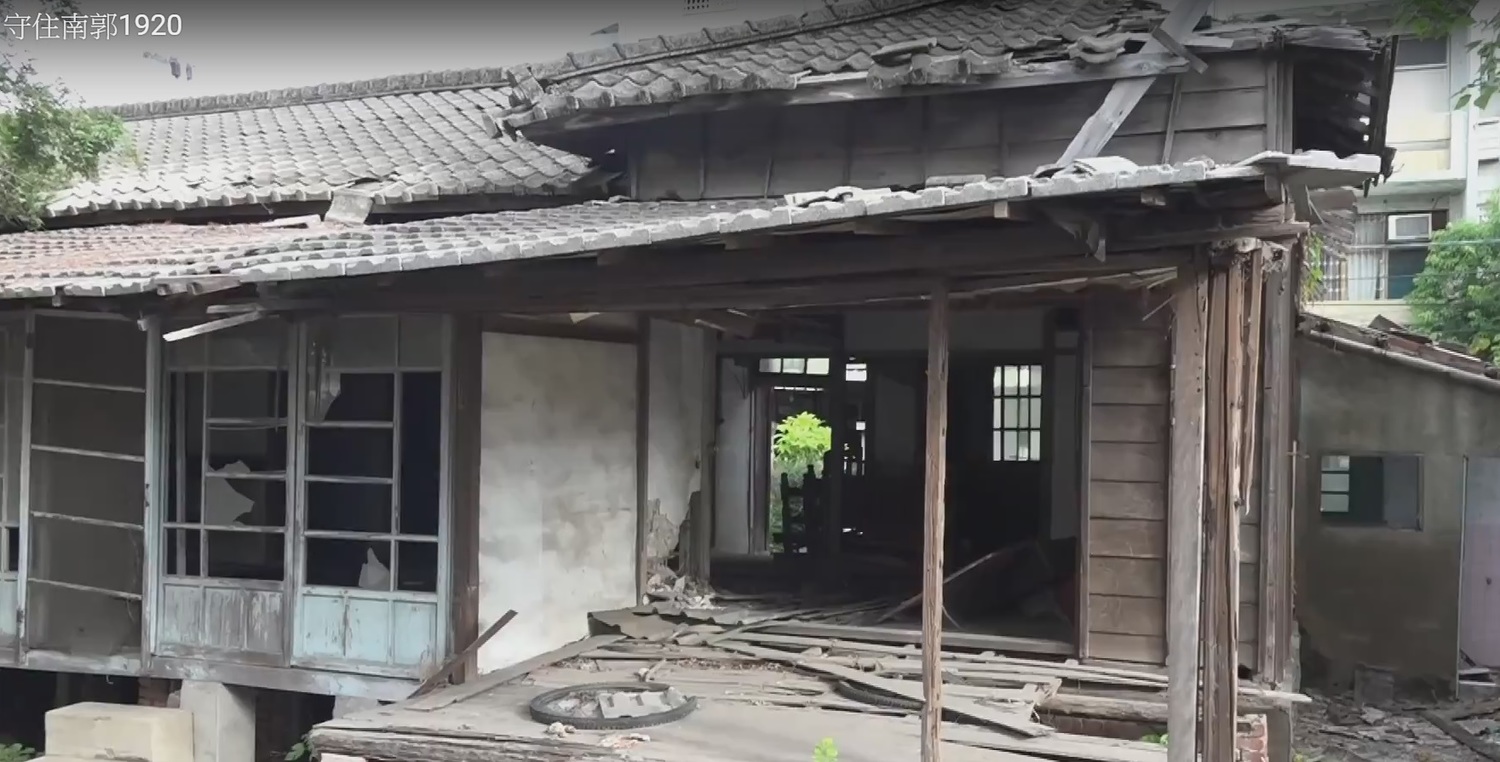 彰化曾連續發生多起文資建物遭怪手無預警拆除,南郭國小師生拍下了民眾跪求影像;師生們對文資被消失有深刻感受。 彰化曾連續發生多起文資建物遭怪手無預警拆除,南郭國小師生拍下了民眾跪求影像;師生們對文資被消失有深刻感受。