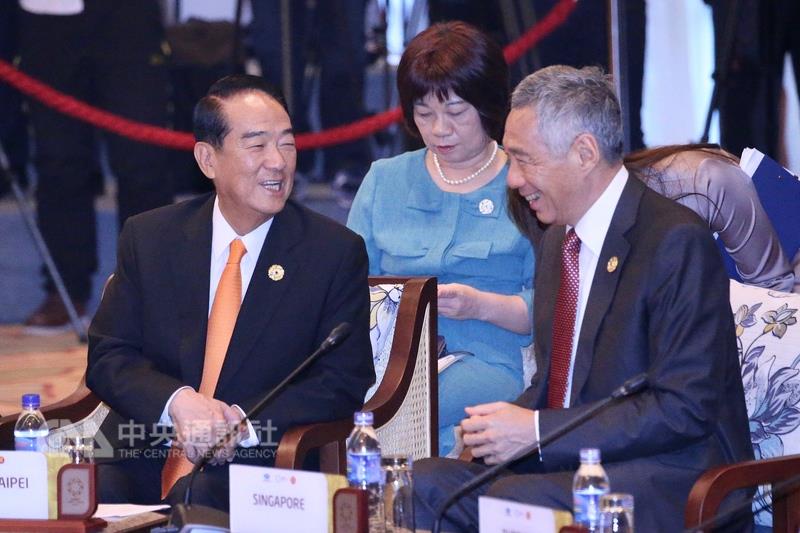 宋楚瑜與新加坡總理李顯龍(右)相談甚歡。 圖:中央社 宋楚瑜與新加坡總理李顯龍(右)相談甚歡。 圖:中央社