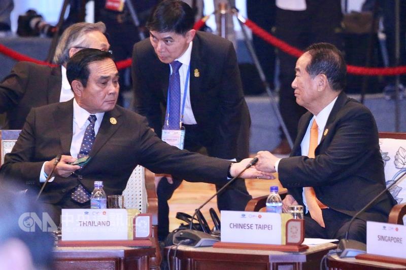 泰國總理帕拉育(Prayuth Chan-ocha)(左)拿出喉糖請宋楚瑜吃。 圖:中央社 泰國總理帕拉育(Prayuth Chan-ocha)(左)拿出喉糖請宋楚瑜吃。 圖:中央社
