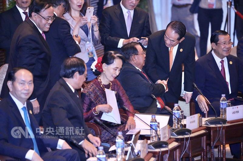 宋楚瑜和柬埔寨總理洪森(右)、寮國國家主席沃拉吉(前右3)、緬甸領導人翁山蘇姬(前右4)等人握手致意。前左為越南國家主席陳大光。 圖:中央社 宋楚瑜和柬埔寨總理洪森(右)、寮國國家主席沃拉吉(前右3)、緬甸領導人翁山蘇姬(前右4)等人握手致意。前左為越南國家主席陳大光。 圖:中央社