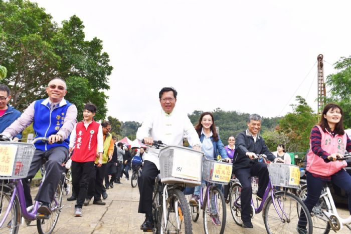 桃園市長鄭文燦今天也親臨活動現場,與民眾一起騎單車。 圖 : 桃園市政府 / 提供 桃園市長鄭文燦今天也親臨活動現場,與民眾一起騎單車。 圖 : 桃園市政府 / 提供
