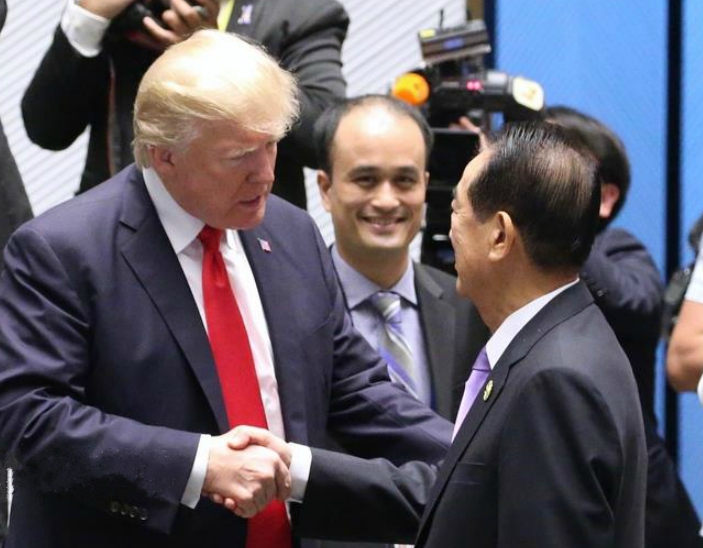 亞太經濟合作會議(APEC)經濟領袖閉門會議今天在越南峴港展開,會前宋楚瑜與美國總統川普(Donald Trump)握手寒暄。 亞太經濟合作會議(APEC)經濟領袖閉門會議今天在越南峴港展開,會前宋楚瑜與美國總統川普(Donald Trump)握手寒暄。