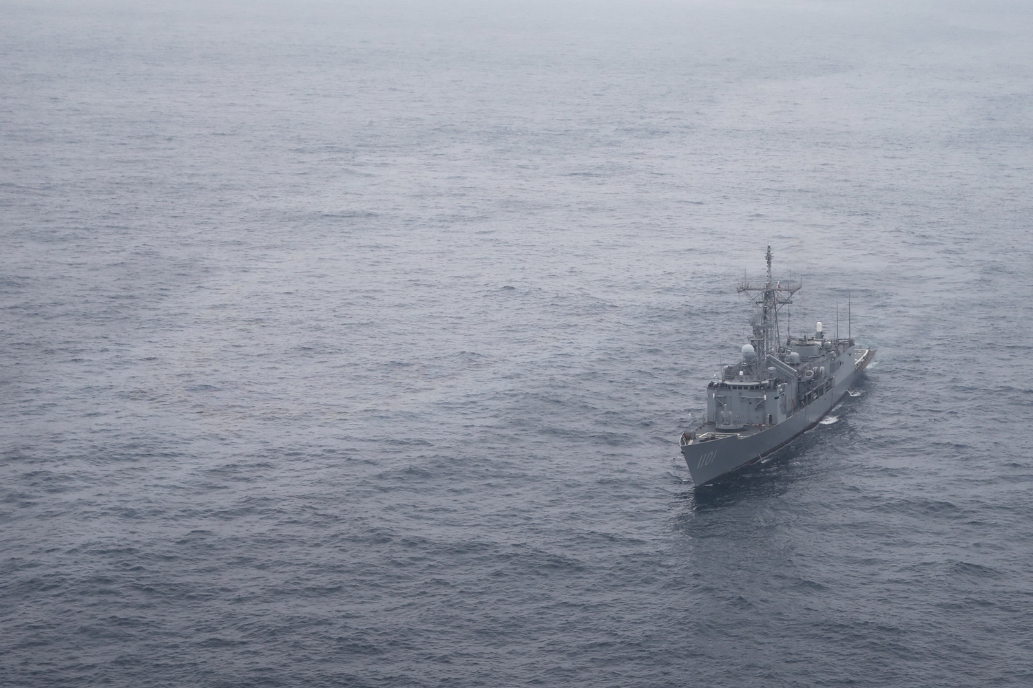 成功艦10日回報於船身附近發現大片可疑油漬。 成功艦10日回報於船身附近發現大片可疑油漬。