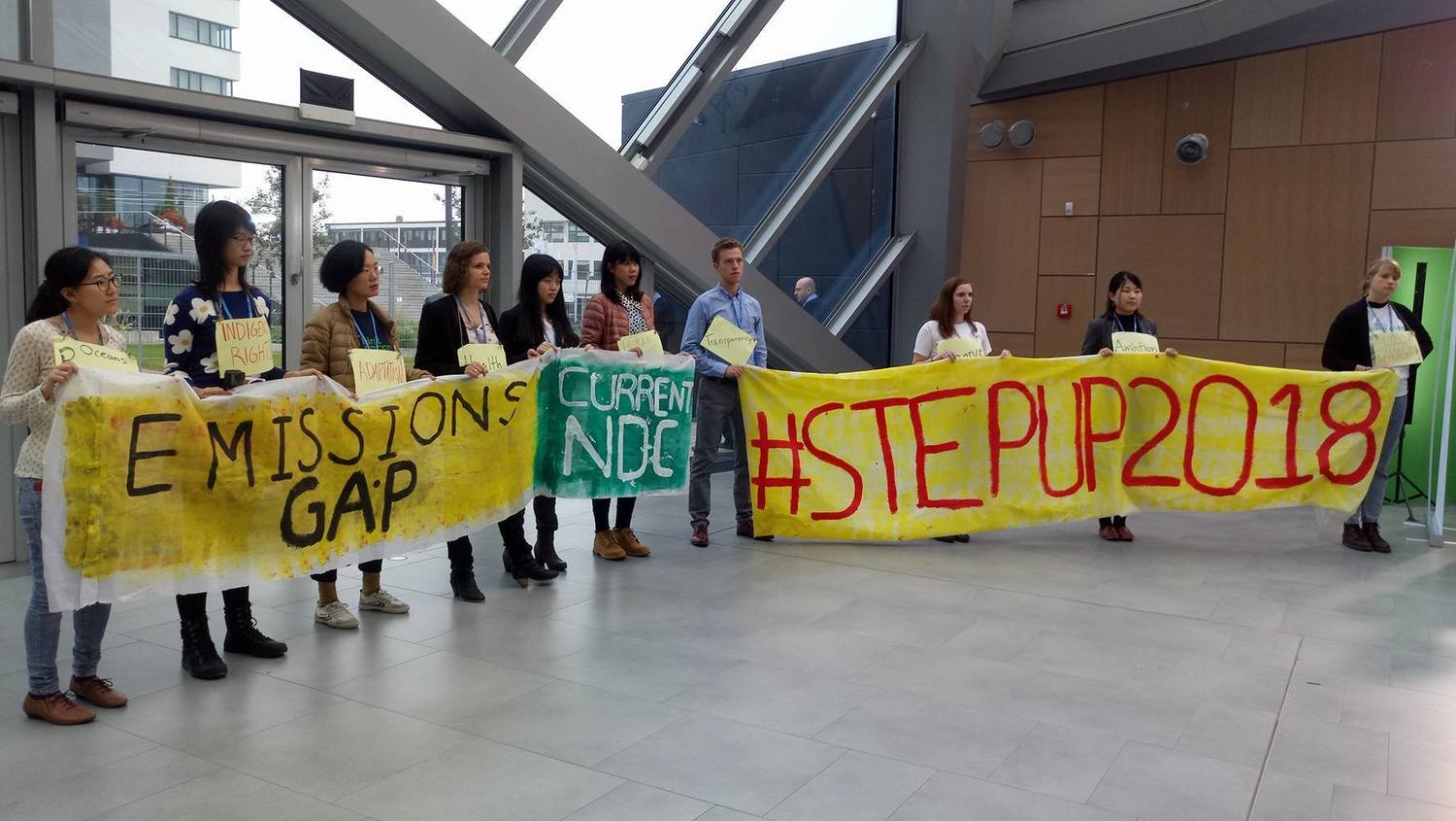 美國環保組織與國際青年發起「STEP UP 2018」行動。 圖 : 台灣青年氣候聯盟 /提供 美國環保組織與國際青年發起「STEP UP 2018」行動。 圖 : 台灣青年氣候聯盟 /提供