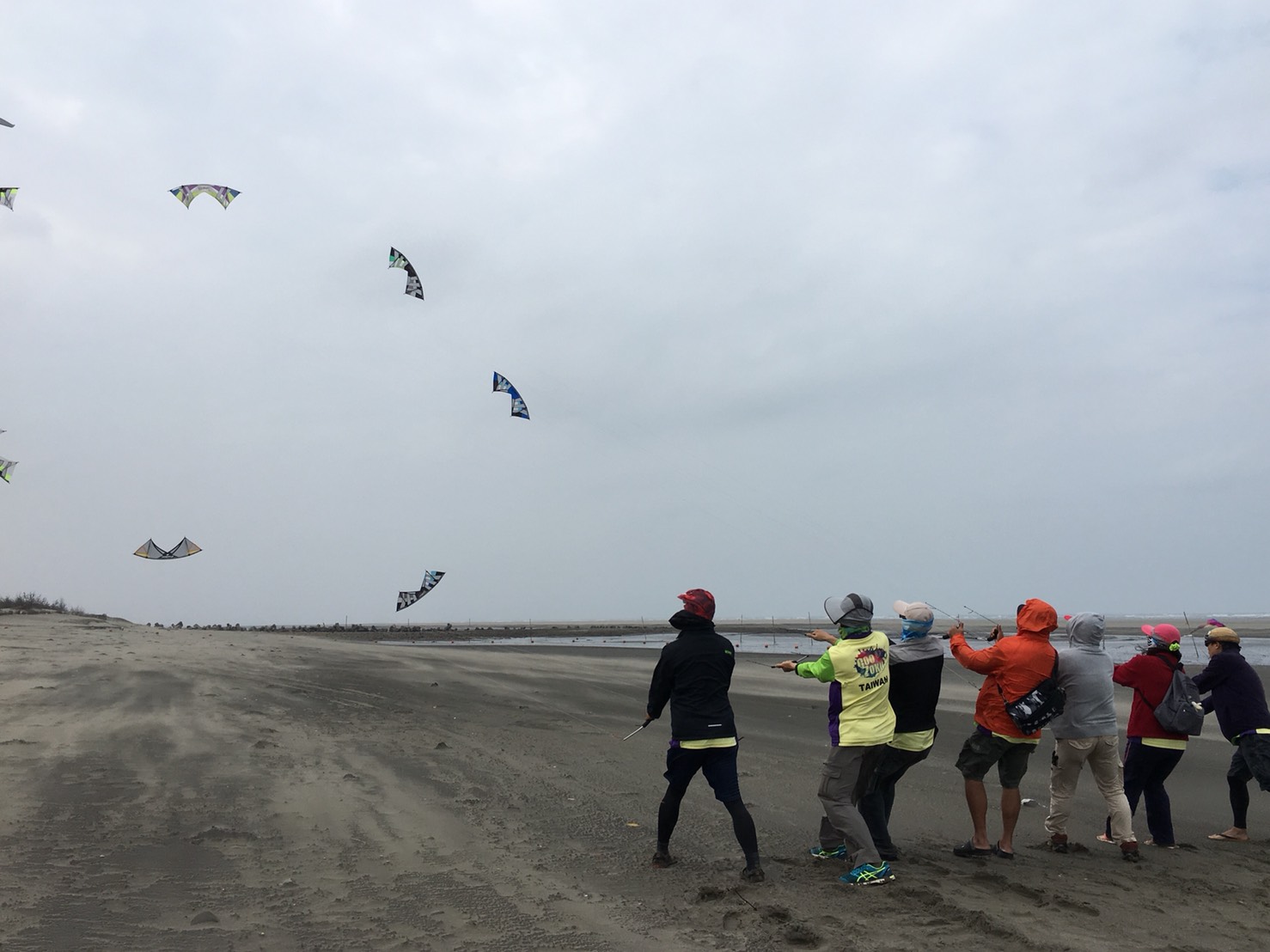 冬季到海邊適合玩風箏衝浪。 冬季到海邊適合玩風箏衝浪。