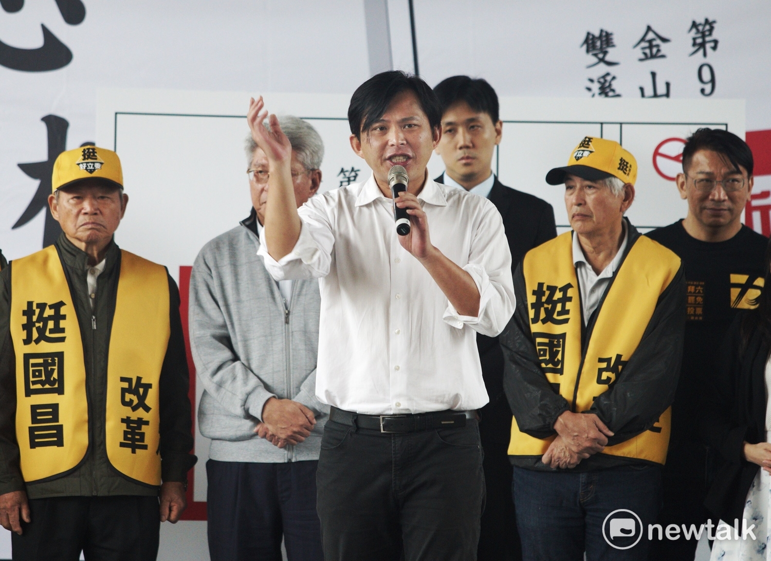 黃國昌:我最想對選民說的是,進入了立院以後,沒有忘記當初對大家的承諾,不敢忘記當初選民的託付與支持,我一直在我的位置上兢兢業業的,努力扮演好一個立法委員的角色,希望大家12月16日站出來投票。
黃國昌:我最想對選民說的是,進入了立院以後,沒有忘記當初對大家的承諾,不敢忘記當初選民的託付與支持,我一直在我的位置上兢兢業業的,努力扮演好一個立法委員的角色,希望大家12月16日站出來投票。
