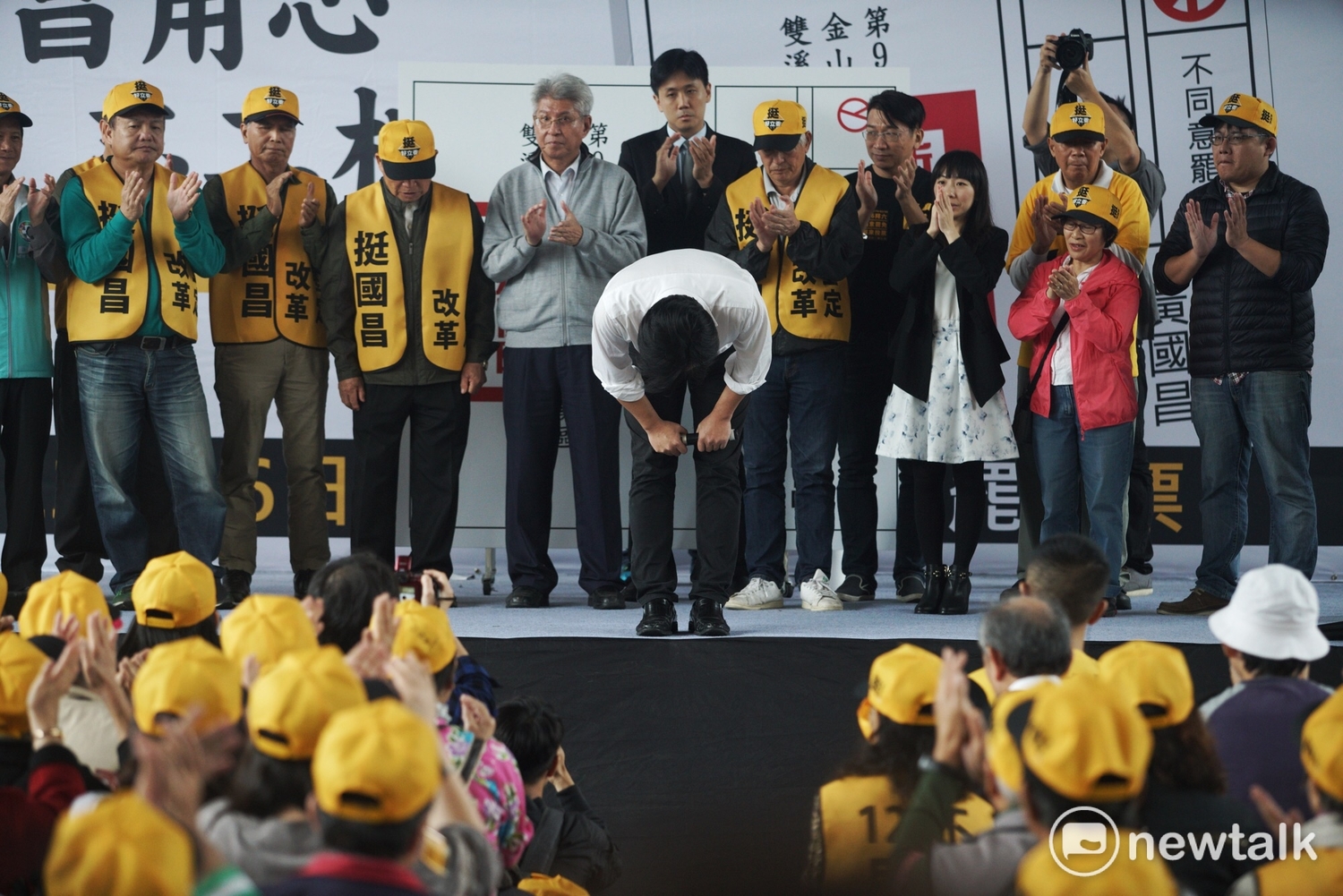 時力立委黃國昌鞠躬感謝民眾支持。 圖:張良一 / 攝 時力立委黃國昌鞠躬感謝民眾支持。 圖:張良一 / 攝