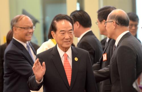 2017年亞太經濟合作會議(APEC)經濟領袖會議台灣代表團成員12日搭機返台,領袖代表宋楚瑜(前左)與女兒宋鎮邁(前右)在機場獲熱烈歡迎,並接受獻花。 2017年亞太經濟合作會議(APEC)經濟領袖會議台灣代表團成員12日搭機返台,領袖代表宋楚瑜(前左)與女兒宋鎮邁(前右)在機場獲熱烈歡迎,並接受獻花。