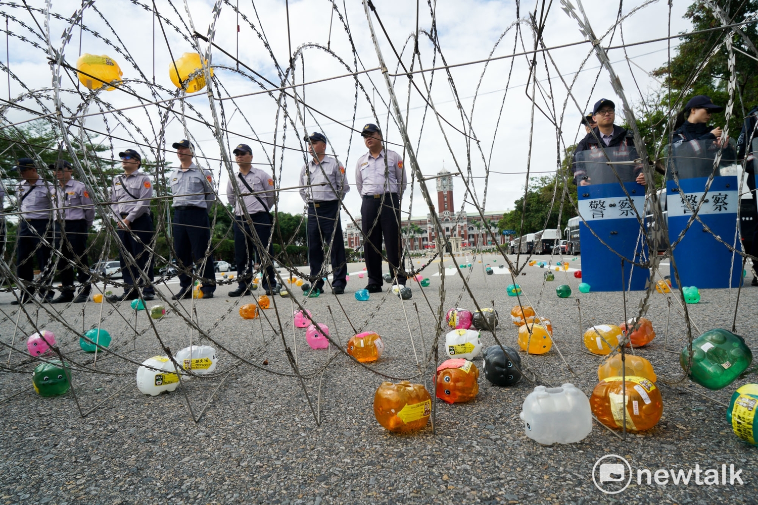 「2017秋鬥」今(12日)登場,勞工團體代表在凱達格蘭大道將鐵鍊高高舉起,象徵掙脫、反抗蔡政府的勞工政策。 「2017秋鬥」今(12日)登場,勞工團體代表在凱達格蘭大道將鐵鍊高高舉起,象徵掙脫、反抗蔡政府的勞工政策。