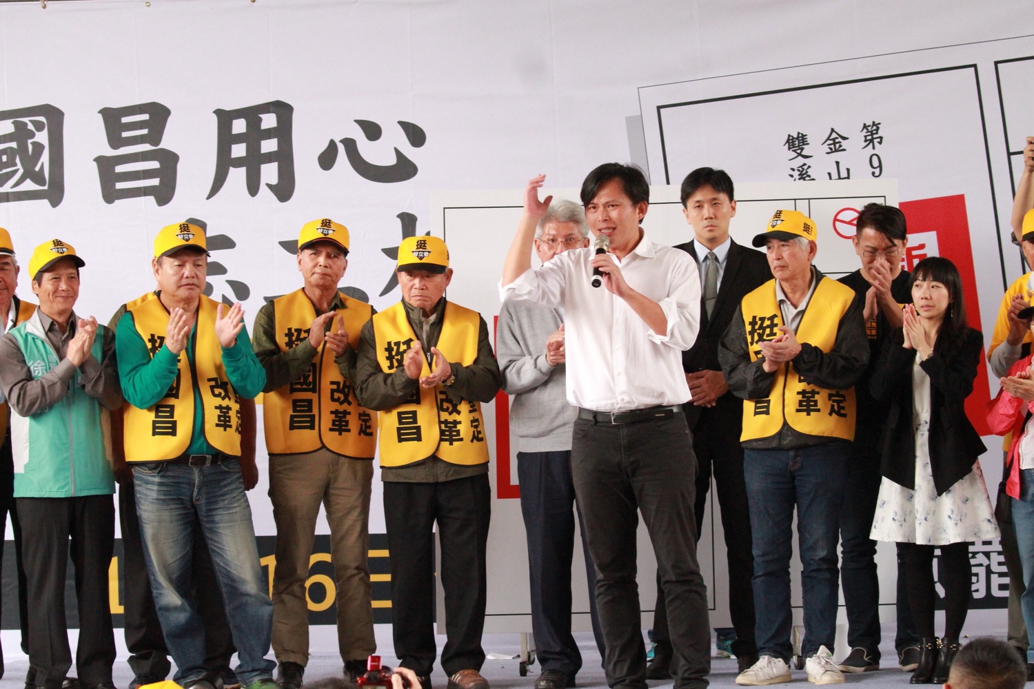 時代力量新北黨部舉辦「國昌用心,志工相挺」集結掃街行動,立委黃國昌到場致謝。 圖:時代力量新北本部/提供 時代力量新北黨部舉辦「國昌用心,志工相挺」集結掃街行動,立委黃國昌到場致謝。 圖:時代力量新北本部/提供