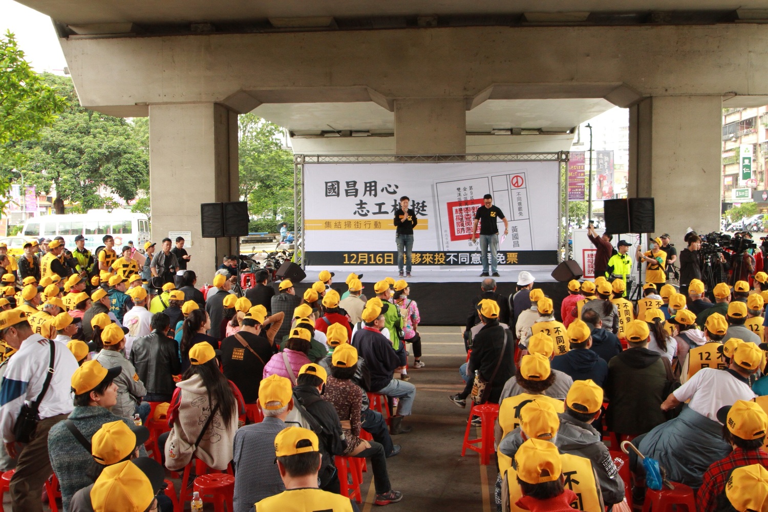 時代力量新北黨部在汐止火車站舉辦「國昌用心,志工相挺」活動,宣稱現場集結逾兩千名志工。 圖:時代力量新北本部/提供 時代力量新北黨部在汐止火車站舉辦「國昌用心,志工相挺」活動,宣稱現場集結逾兩千名志工。 圖:時代力量新北本部/提供