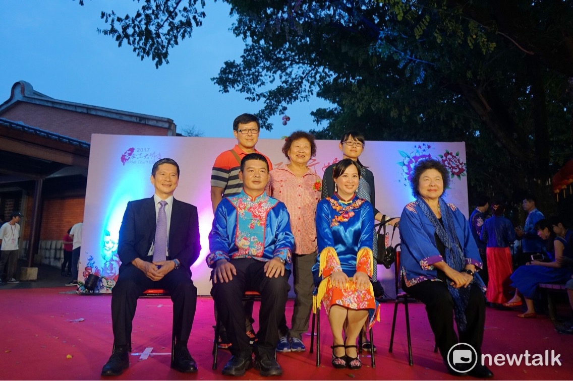客家八音彩旗帶路雞熱鬧迎親,50對新人,著藍衫喜服,在高雄市長陳菊及客委會主委李永得見證下,喜結連理。 圖:高雄市府提供 客家八音彩旗帶路雞熱鬧迎親,50對新人,著藍衫喜服,在高雄市長陳菊及客委會主委李永得見證下,喜結連理。 圖:高雄市府提供