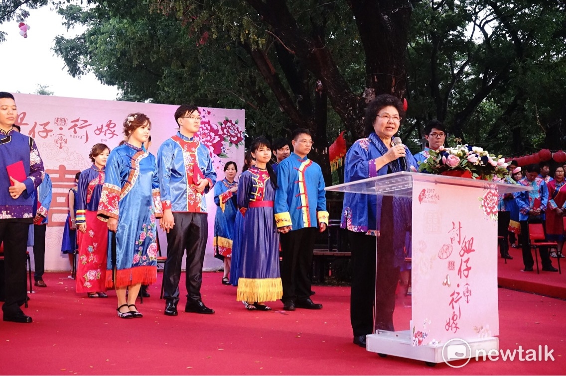 客家八音彩旗帶路雞熱鬧迎親,50對新人,著藍衫喜服,在高雄市長陳菊及客委會主委李永得見證下,喜結連理。 圖:高雄市府提供 客家八音彩旗帶路雞熱鬧迎親,50對新人,著藍衫喜服,在高雄市長陳菊及客委會主委李永得見證下,喜結連理。 圖:高雄市府提供