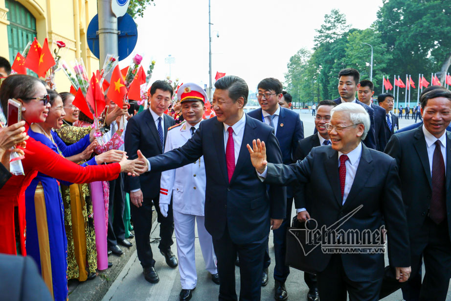 越南共黨總書記阮富仲(右二起)歡迎中國國家主席習近平來訪,民眾也展現熱情。 圖:翻攝Vietnam.net 越南共黨總書記阮富仲(右二起)歡迎中國國家主席習近平來訪,民眾也展現熱情。 圖:翻攝Vietnam.net